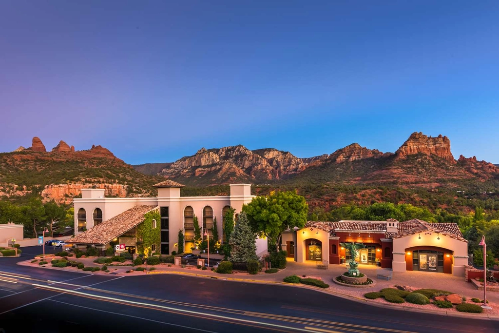 BW Sedona exterior sunset